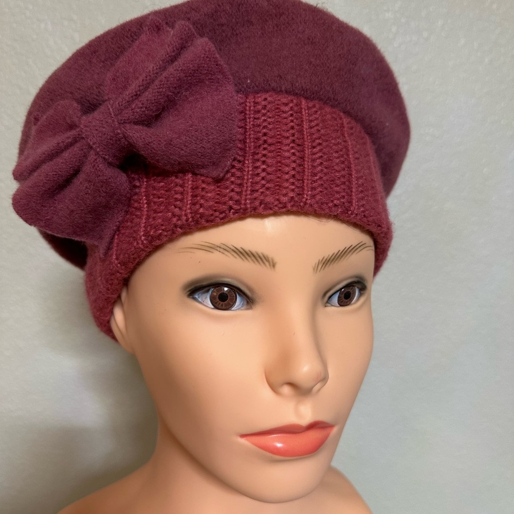 Beret with bow